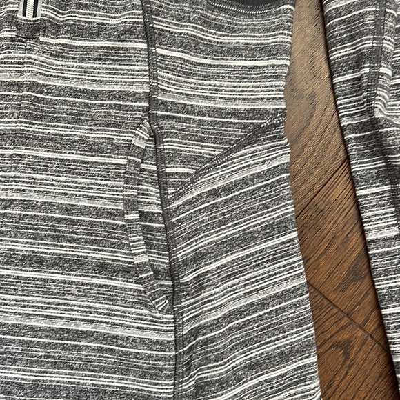 Lululemon 1/4 zip size 6 - Picture 2 of 11